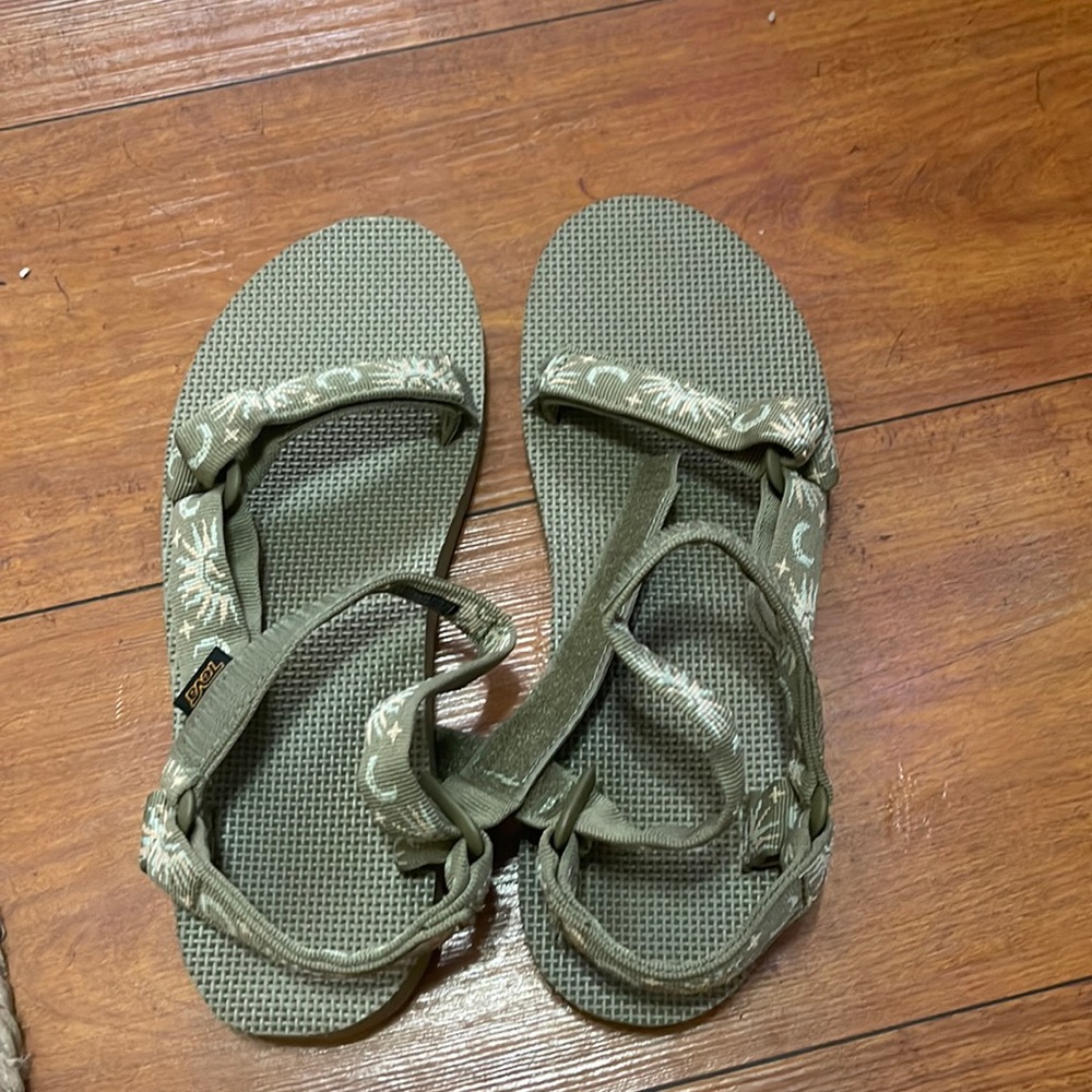 NWT Teva khaki